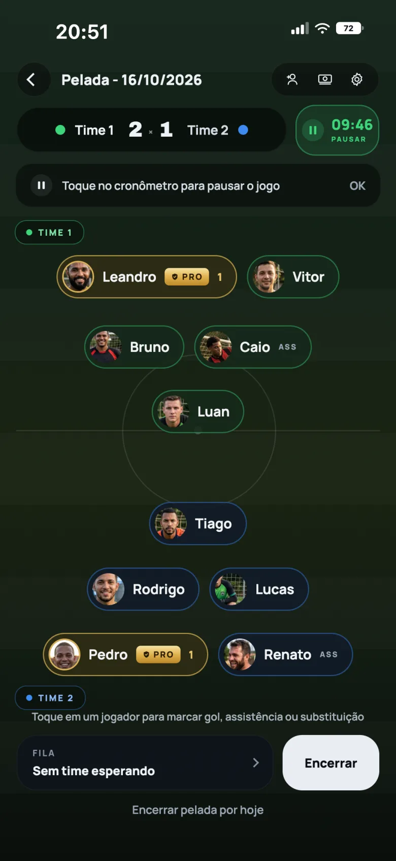 Partida ao vivo com os dois times em campo, placar e cronômetro
